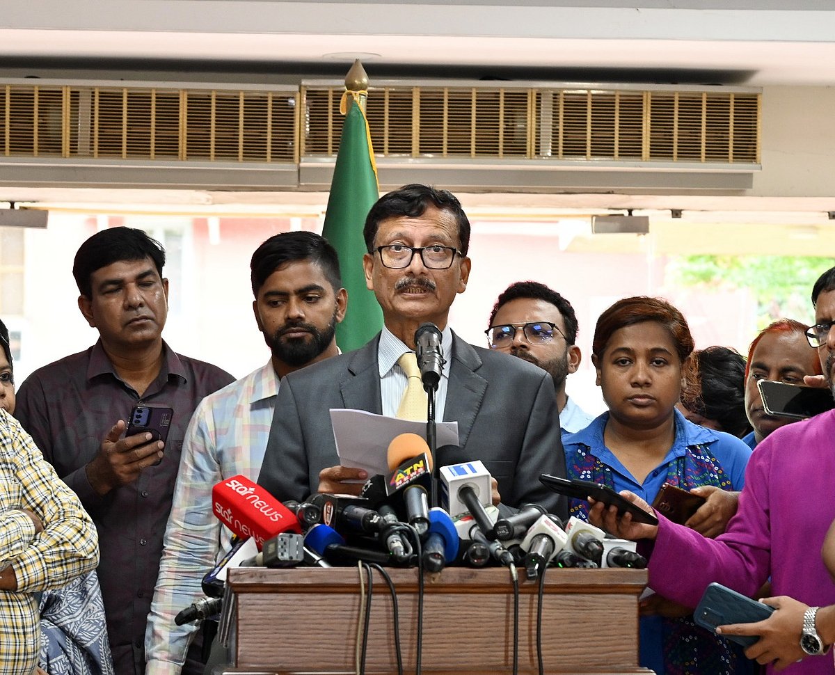 পাকিস্তানের উপপ্রধানমন্ত্রী ও পররাষ্ট্রমন্ত্রী ইসহাক দারের সঙ্গে বৈঠকের পর সেখানকার আলোচনা নিয়ে সাংবাদিকদের সঙ্গে কথা বলেন পররাষ্ট্র উপদেষ্টা তৌহিদ হোসেন। আজ রোববার দুপুরে রাজধানীর ফরেন সার্ভিস একাডেমিতে