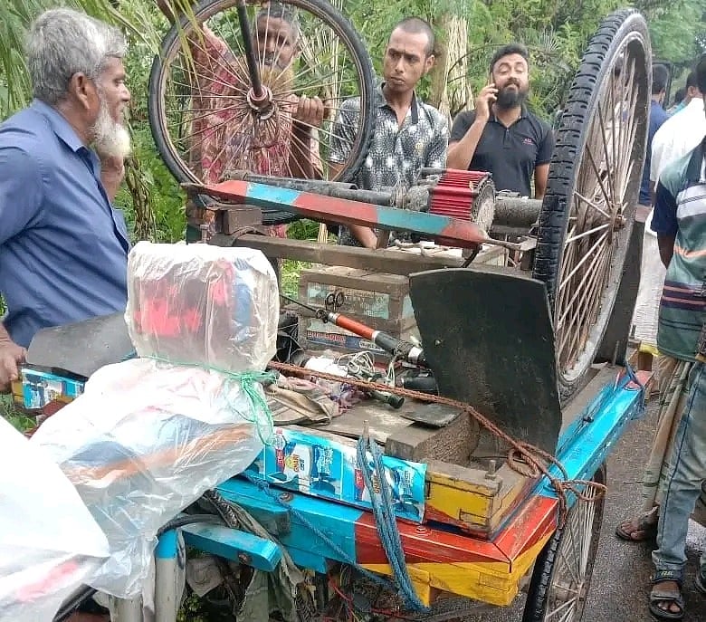 সড়ক দুর্ঘটনার শিকার অটোভ্যান। আজ রোববার দুপুরে রাজশাহীর বাগমারার হামিরকুৎসা সড়কের রামরামা এলাকায়