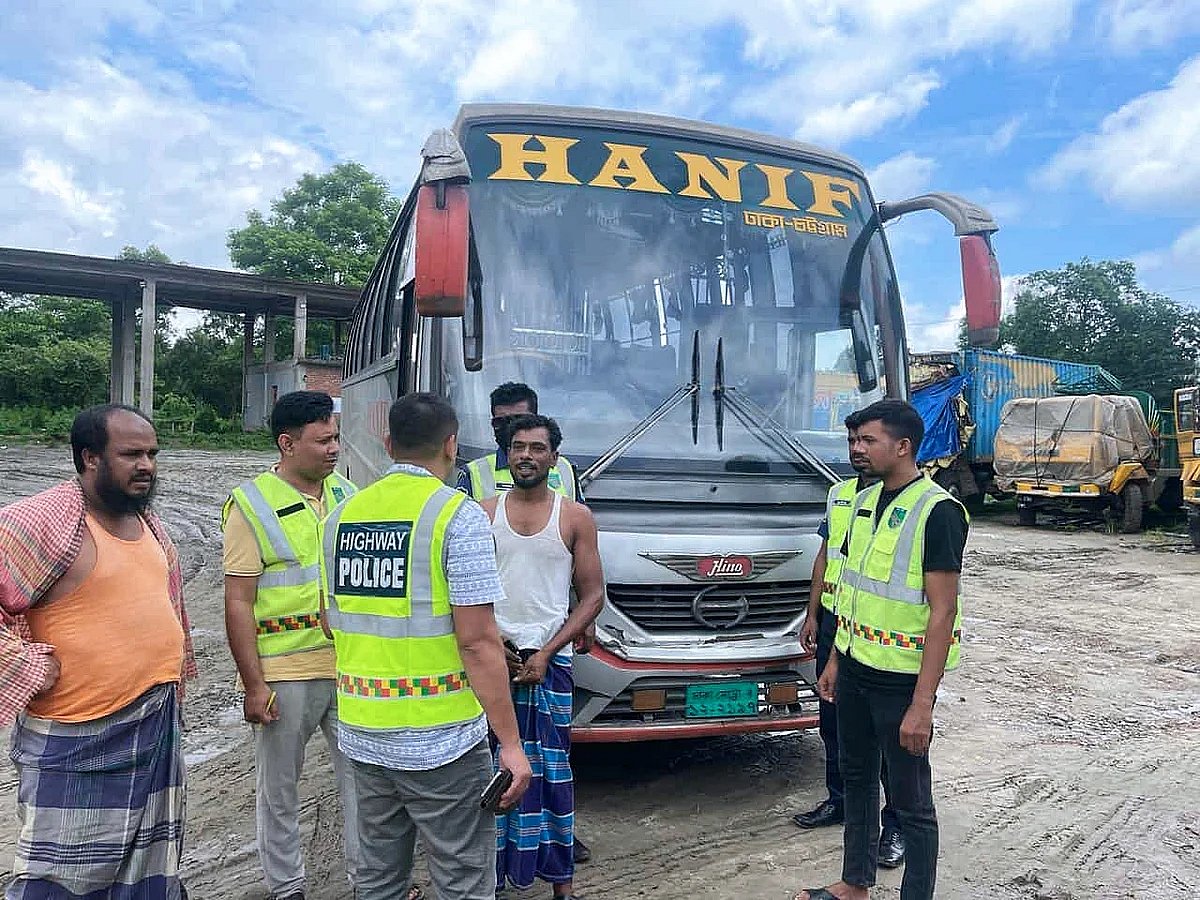 কুমিল্লায় লরির চাপায় একই পরিবারের চার সদস্য নিহতের ঘটনায় উল্টো পথে আসা হানিফ পরিবহনের বাসটিকে জব্দ করেছে হাইওয়ে পুলিশ। রোববার দুপুরে ঢাকা-চট্টগ্রাম মহাসড়কের দেবীদ্বার উপজেলার খাদঘর এলাকায়
