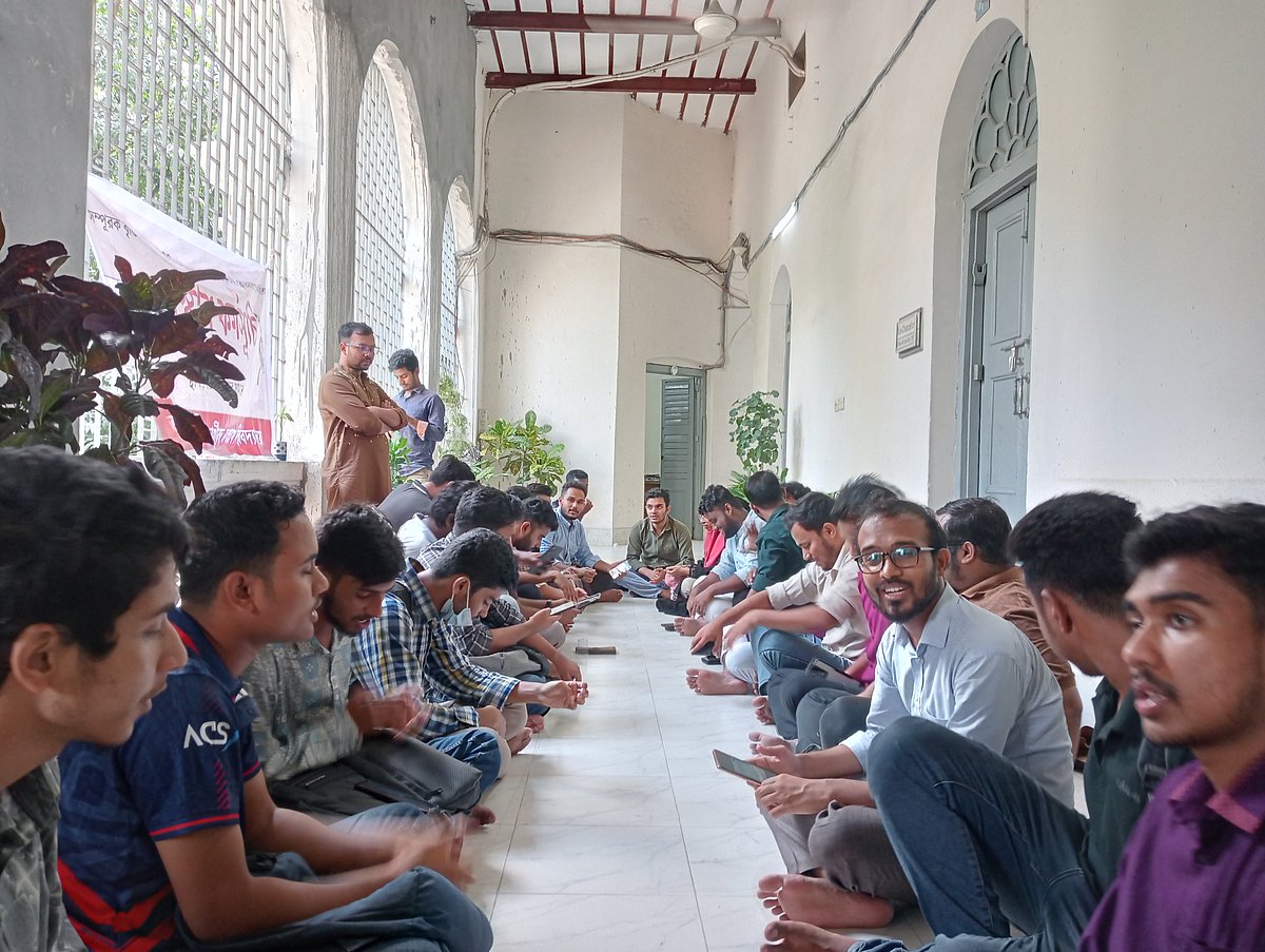 ২৪ আগস্টের অনলাইন ন্যাশনাল ফোল্ডারে Jagannath নামে রাখা আছে। ক্যাপশন: জকসু নির্বাচনের রোডম্যাপ ঘোষণা ও আবাসন খাতে সম্পূরক বৃত্তির দাবিতে উপাচার্যের কক্ষের সামনে শিক্ষার্থীদের আন্দোলন। জগন্নাথ বিশ্ববিদ্যালয় ক্যাম্পাস, ২৪ আগস্ট ২০২৫