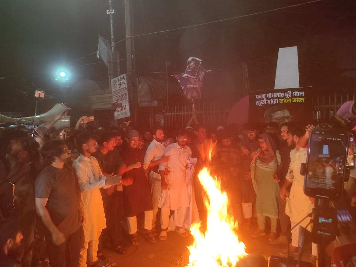 বিএনপি নেতা ফজলুর রহমানের ছবিতে জুতা নিক্ষেপ ও তাঁর কুশপুত্তলিকা দাহ কর্মসূচি পালন করে বৈষম্যবিরোধী ছাত্র আন্দোলন। শাহবাগ, ঢাকা। ছবি: ২৪ আগস্ট