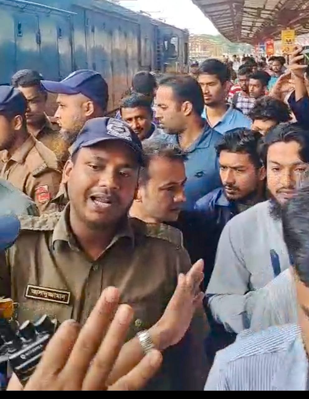 রেলওয়ের কর্মকর্তা ও নিরাপত্তা বাহিনীর সদস্যদের সঙ্গে বাগ্‌বিতণ্ডা হয় বিক্ষুব্ধ যাত্রীদের, চলে হট্টগোলও। আজ সকালে চট্টগ্রাম রেল স্টেশনে
