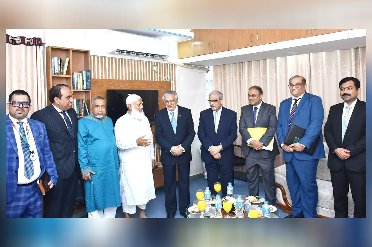 জামায়াতে ইসলামীর আমির ডা. শফিকুর রহমানের সঙ্গে এক সৌজন্য সাক্ষাত করেছেন বাংলাদেশে সফররত পাকিস্তানের উপপ্রধানমন্ত্রী ও পররাষ্ট্রমন্ত্রী মুহাম্মাদ ইসহাক দার