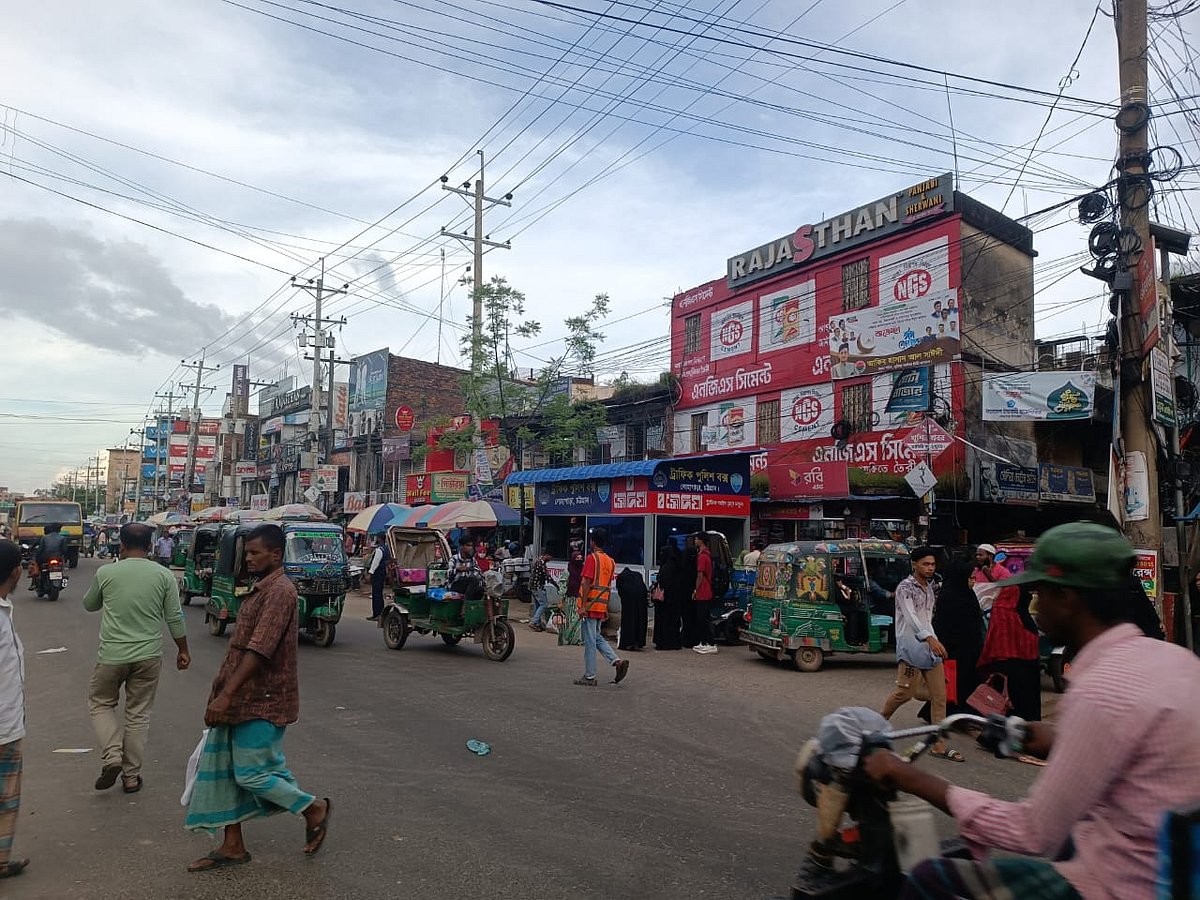 ফুটপাত দখল হয়ে গেছে। মহাসড়কের ওপর দিয়ে হেঁটে যাচ্ছেন পথচারীরা। গত বুধবার লোহাগাড়ার বটতলী স্টেশনে