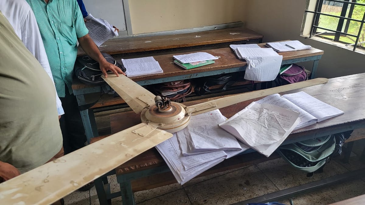মৌলভীবাজারের কুলাউড়া উপজেলার অগ্রণী উচ্চবিদ্যালয়ের শ্রেণিকক্ষে পাঠদানের সময় হঠাৎ সিলিং ফ্যান খুলে পড়ে। আজ রোববার সকালে