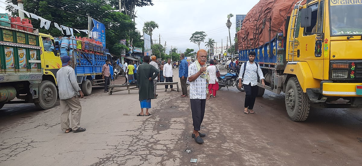 অবরোধের সমর্থনে সড়কে বেঞ্চ ও গাড়ি দিয়ে যান চলাচলে প্রতিবন্ধকতা তৈরি করা হয়েছে। আজ রোববার সকালে বাগেরহাট শহরের কেন্দ্রীয় বাস টার্মিনাল এলাকায়