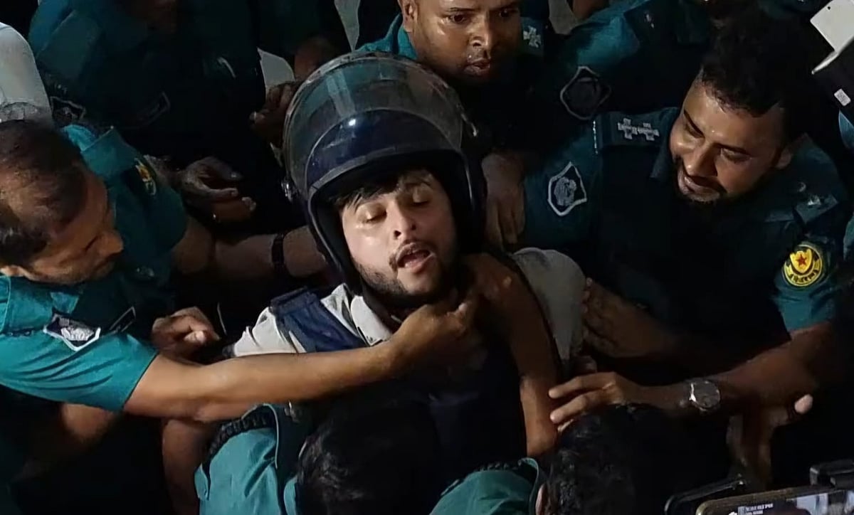 আদালতের হাজতখানা থেকে এজলাসে আনার সময় সিঁড়িতে হাঁপাতে থাকেন তৌহিদ আফ্রিদি। ২৫ আগস্ট