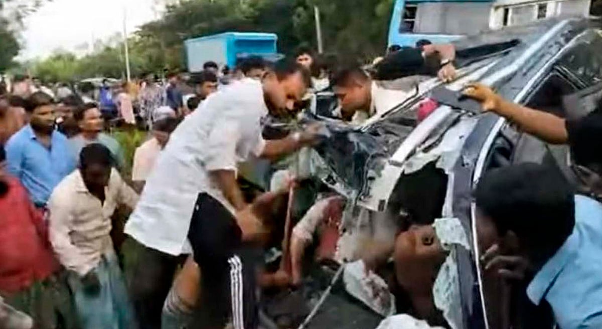 কক্সবাজারের রামুর জোয়ারিয়ানালা এলাকায় সড়ক দুর্ঘটনায় দুমড়ে মুচড়ে যাওয়া প্রাইভেট কারের ভেতর থেকে আহতদের উদ্ধার করা হচ্ছে। গতকাল সন্ধ্যায়