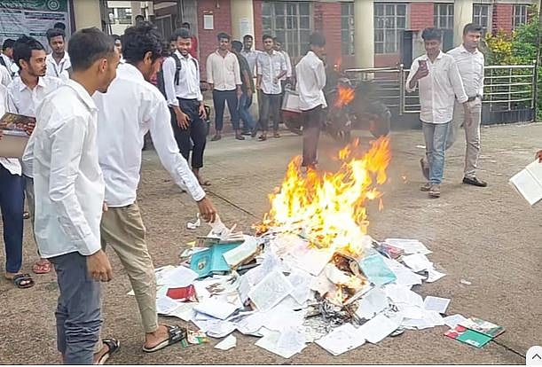 বরগুনা পলিটেকনিক ইনস্টিটিউট লাইব্রেরি থেকে বিভিন্ন বই পুড়িয়ে দেন একদল  রাজনৈতিক শিক্ষার্থী