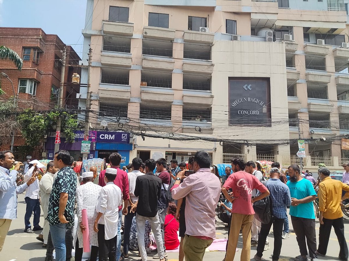 বিএনপি চেয়ারপারসনের উপদেষ্টা ফজলুর রহমানকে গ্রেপ্তারের দাবিতে রাজধানীর সেগুনবাগিচায় তাঁর বাসার সামনে অবস্থান নিয়ে বিক্ষোভ করছেন কয়েকজন