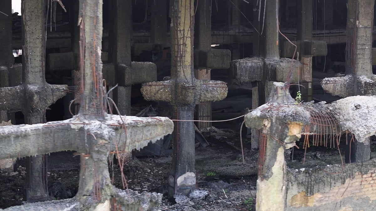 গত এক বছর ধরে এভাবেই দাঁড়িয়ে আছে আগুনে ক্ষতিগ্রস্ত ভবনটি। নারায়ণগঞ্জের রূপগঞ্জের রূপসী এলাকায় গাজী টায়ার্স কারখানায়