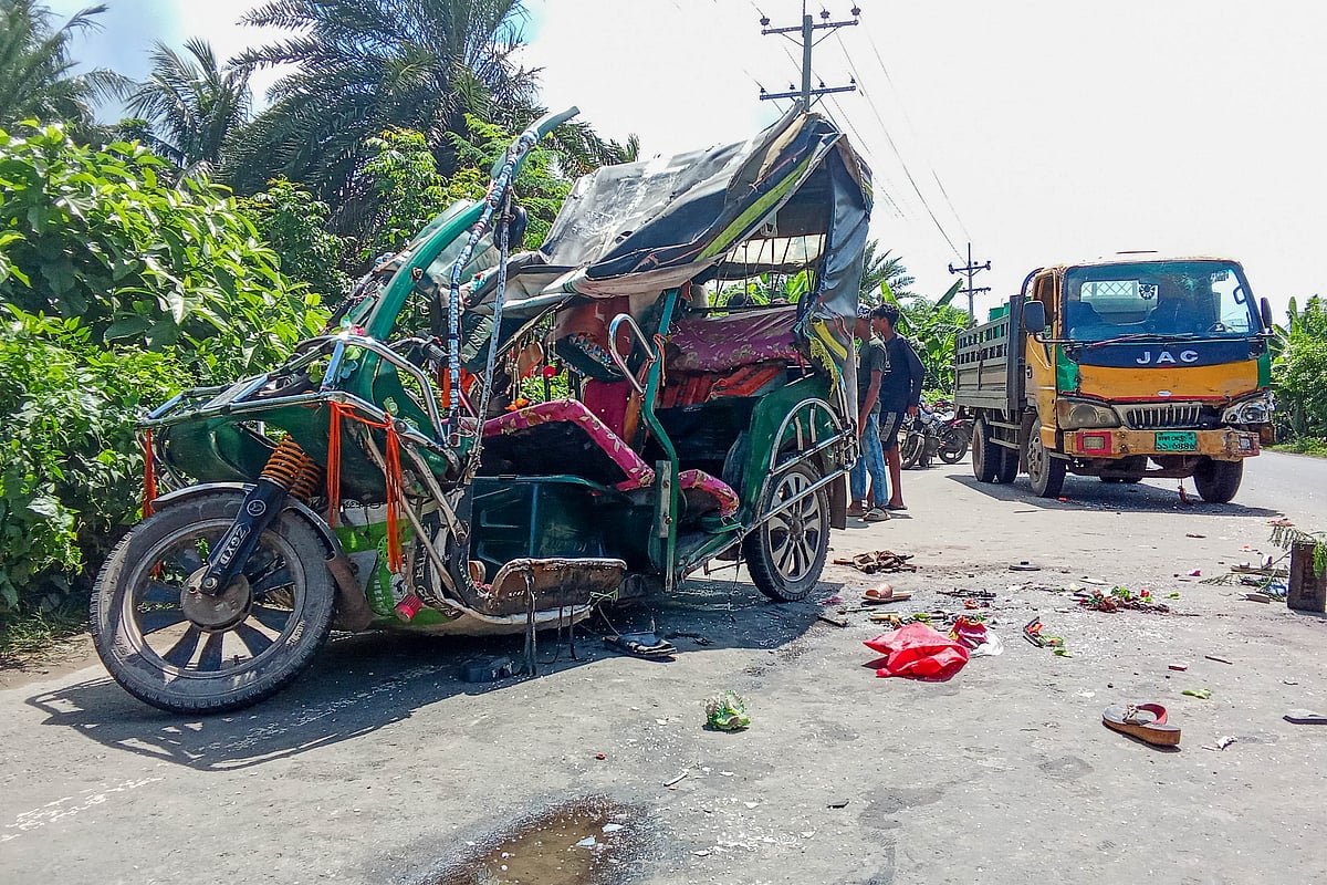 সড়ক দুর্ঘটনায় দুমড়েমুচড়ে গেছে ব্যাটারিচালিত ইজিবাইক। আজ সোমবার সকালে ডুমুরিয়া উপজেলার গুটুদিয়া ইউনিয়নের পূর্ব জিলেরডাঙ্গা এলাকায়