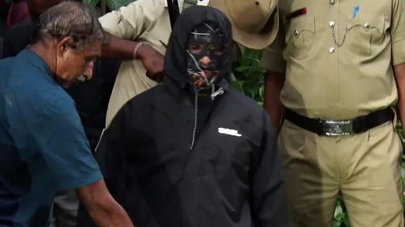 পরিচয় প্রকাশ না হওয়া এ ব্যক্তির অভিযোগ, তাঁকে শত শত কিশোরী ও তরুণীর লাশ সমাহিত করতে বাধ্য করা হয়েছিল