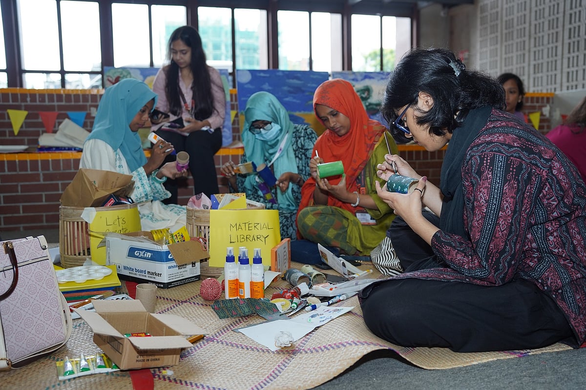 যুব উৎসব ‘দ্য ওয়ে’তে রং দিয়ে তাদের স্বপ্ন ও আকাঙ্ক্ষাগুলো তুলে ধরেন ব্র্যাক ইউনিভার্সিটির শিক্ষার্থীরা