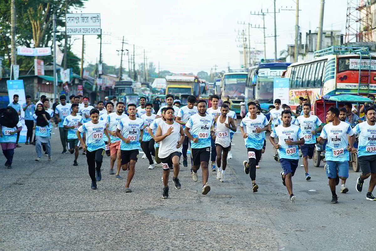নোয়াখালীতে সব মানুষের জন্য নিরাপদ পানির দাবিতে আয়োজিত ম্যারাথনে অংশগ্রহণ করেন শতাধিক তরুণ। আজ ভোরে নোয়াখালী জেলা শহরের সোনাপুর এলাকায়