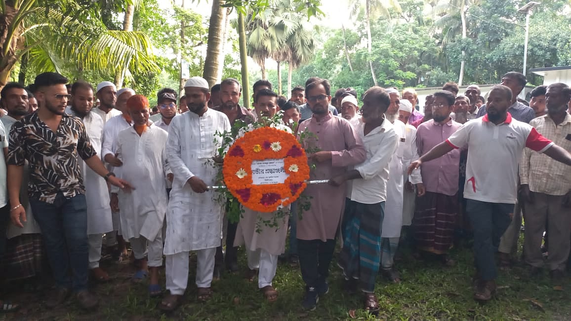 ফরিদপুরে বিএনপির সাবেক মহাসচিব কে এম ওবায়দুর রহমানের সমাধিতে পুষ্পস্তবক অর্পণ করেন আওয়ামী নেতা। গতকাল রোববার