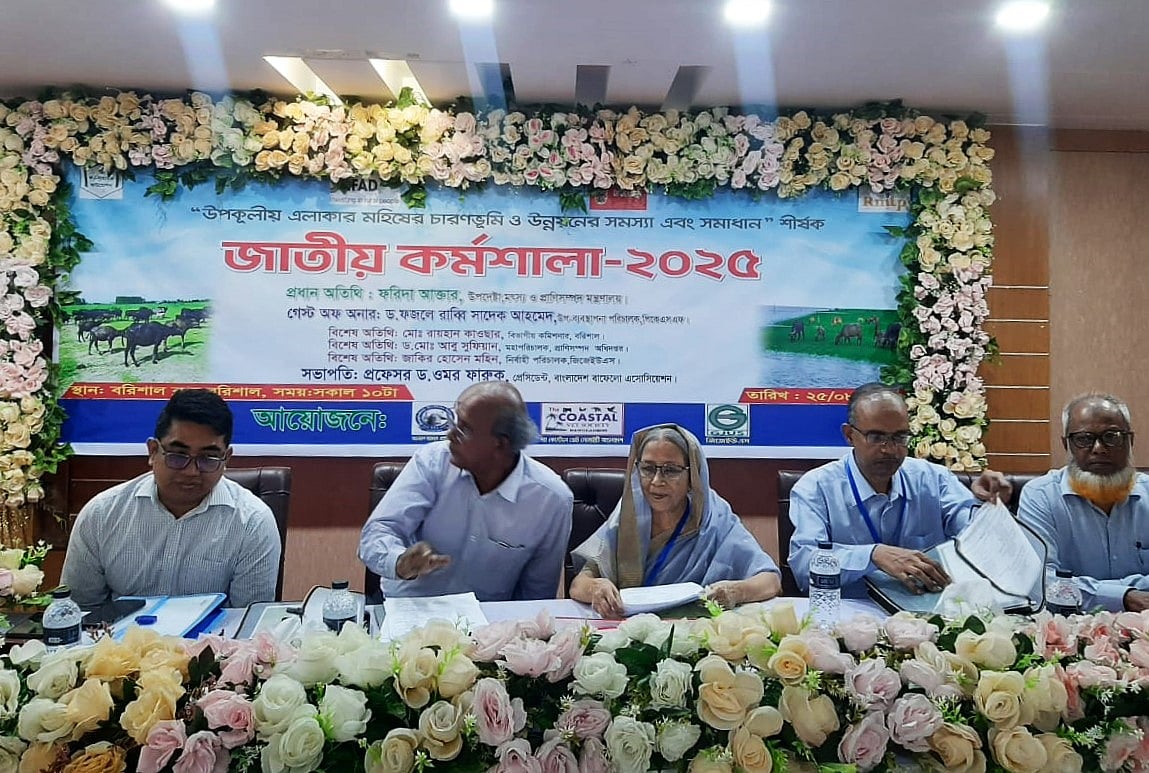 বরিশালে আয়োজিত এক কর্মশালায় মৎস্য ও প্রাণিসম্পদ উপদেষ্টা ফরিদা আখতার। আজ দুপুরে বরিশাল ক্লাব মিলনায়তনে