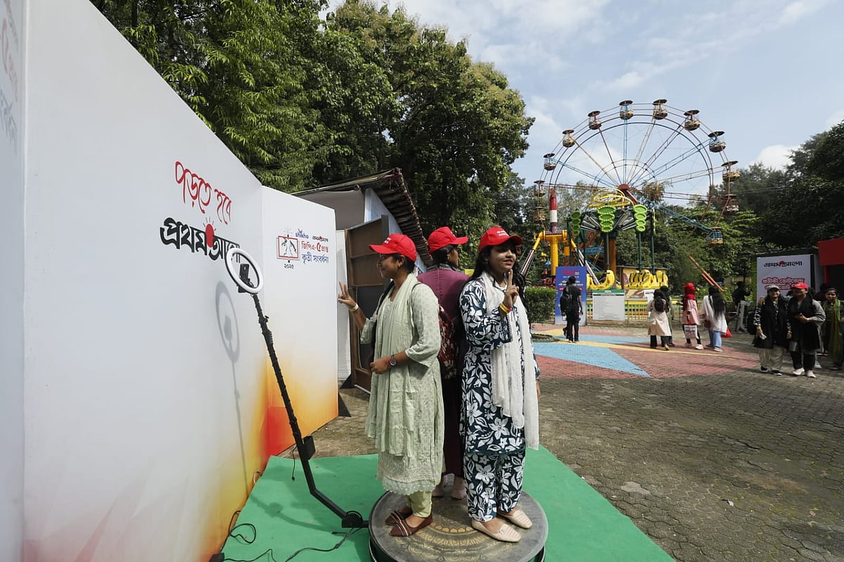 শিখো-প্রথম আলো জিপিএ-৫ কৃতী সংবর্ধনা অনুষ্ঠানে ছবি তুলছে শিক্ষার্থীরা। আজ সকালে চট্টগ্রাম নগরের ফয়’স লেক অ্যামিউজমেন্ট পার্কে