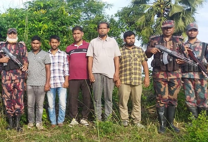 ফেনী সীমান্তে বিজিবির কাছে হস্তান্তর করা পাঁচ বাংলাদেশি