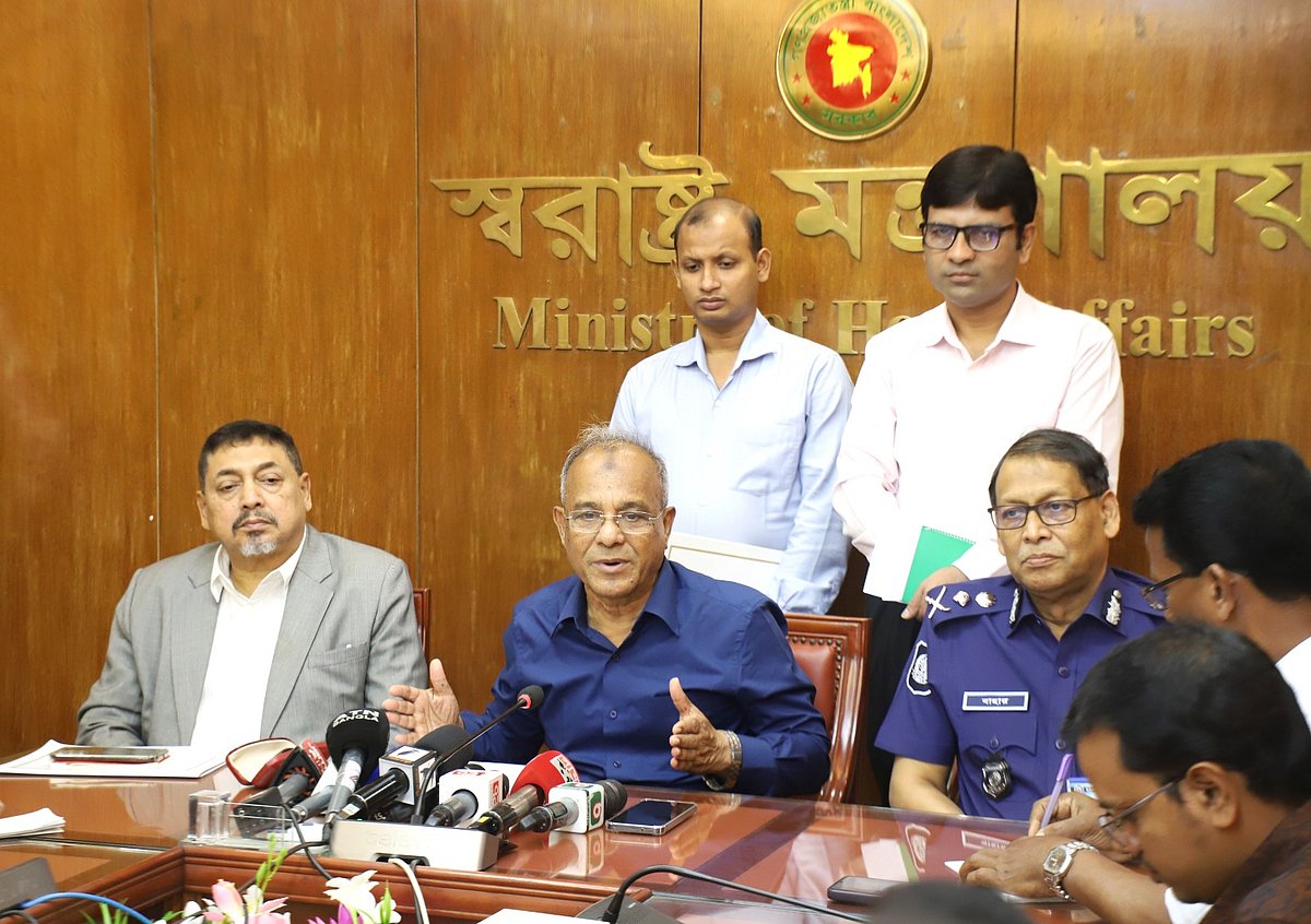 সংবাদ সম্মেলনে স্বরাষ্ট্র উপদেষ্টা লেফটেন্যান্ট জেনারেল (অব.) মো. জাহাঙ্গীর আলম চৌধুরী। আজ সোমবার স্বরাষ্ট্র মন্ত্রণালয়ে