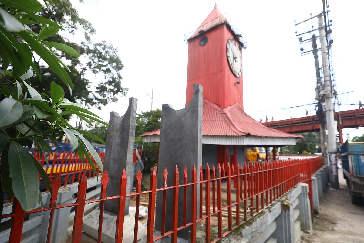 দেড় শ বছরের পুরোনো ঐতিহ্যবাহী স্থাপনা সিলেটের আলী আমজদের ঘড়িঘরের সীমানা প্রাচীরের ভেতরে নির্মাণ করা হয়েছে জুলাই স্মৃতি ফলক