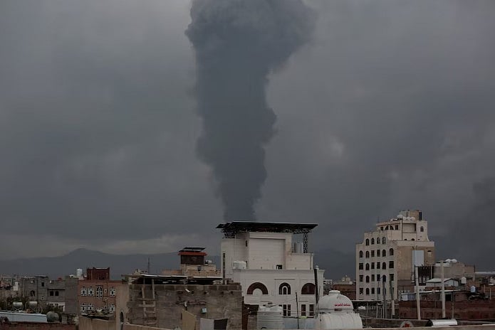 হামলার পর ইয়েমেনের সানায় ধোঁয়া উড়তে দেখা যাচ্ছে। ২৪ আগস্ট ২০২৫