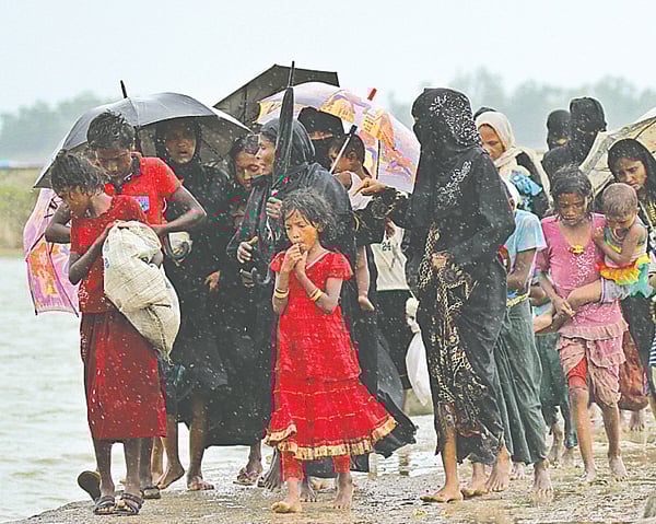 মিয়ানমারের রাখাইন রাজ্য থেকে প্রাণভয়ে পালিয়ে আসছে রোহিঙ্গারা