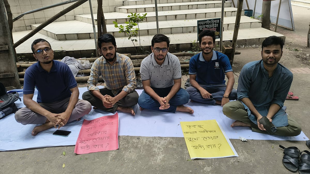 জগন্নাথ বিশ্ববিদ্যালয়ের শহীদ মিনারের সামনে শিক্ষার্থীদের অবস্থান কর্মসূচি। আজ সোমবার সকালে