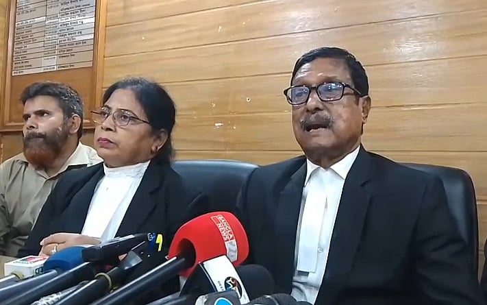 বিএনপির চেয়ারপারসনের উপদেষ্টা ফজলুর রহমান সংবাদ সম্মেলন করে নিজের ও পরিবারের সদস্যদের জীবনের নিরাপত্তা নিয়ে শঙ্কা প্রকাশ করেছেন। আজ সোমবার দুপুরে সুপ্রিম কোর্ট আইনজীবী সমিতি ভবনে অবস্থিত ল রিপোর্টার্স ফোরামের কার্যালয়ে