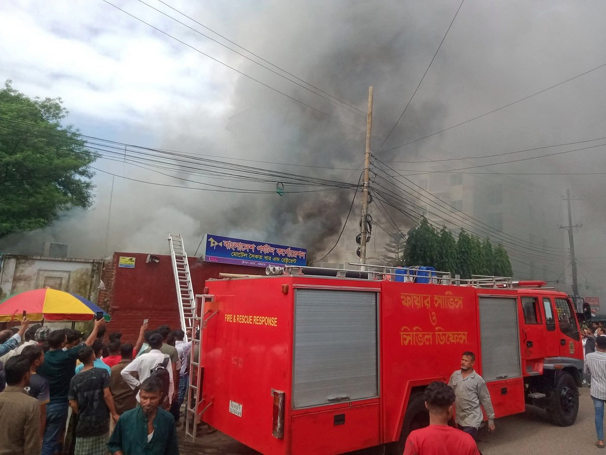 আগুন নিয়ন্ত্রণে কাজ করছে ফায়ার সার্ভিস। আজ সকালে তোলা