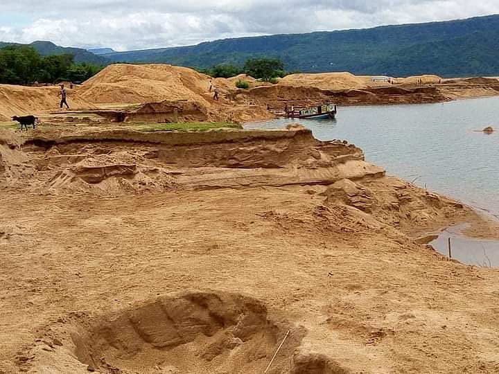 সুনামগঞ্জের জাদুকাটা নদে জেলার সবচেয়ে বড় বালুমহালের অবস্থান