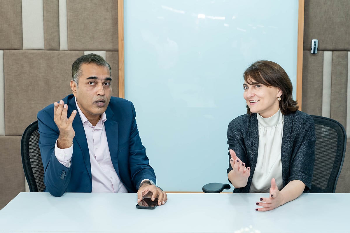 টেলিনর গ্রুপের সিনিয়র ভাইস প্রেসিডেন্ট ও হেড অব এআই ইয়েভা মার্টিনকেনাইট (ডানে) ও গ্রামীণফোনের চিফ ইনফরমেশন অফিসার নিরঞ্জন শ্রীনিবাসন (বাঁয়ে)