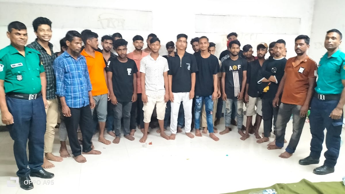 বিভিন্ন অপরাধে ২৪ জনকে কারাদণ্ড দিয়েছেন ঢাকা মহানগর পুলিশের (ডিএমপি) ভ্রাম্যমাণ আদালত