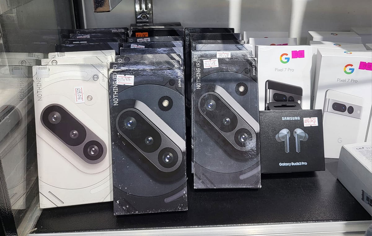 রাজধানীর বসুন্ধরা শপিং মলের এক দোকানে বিক্রির জন্য সাজিয়ে রাখা হয়েছে নাথিং ব্র্যান্ডের ফোন