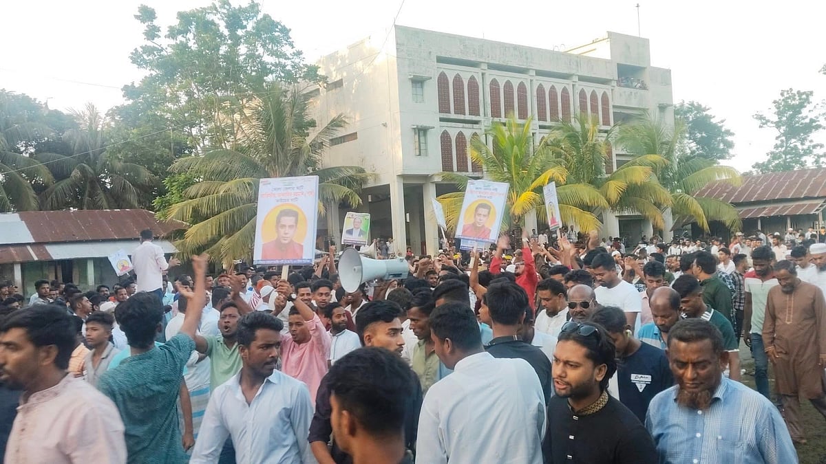 ভোলার ইলিশা মৌলভীরহাট কামিল মাদ্রাসার মাঠে বিএনপি ও বিজেপির পাল্টাপাল্টি কর্মী সম্মেলন। গত রোববার তোলা