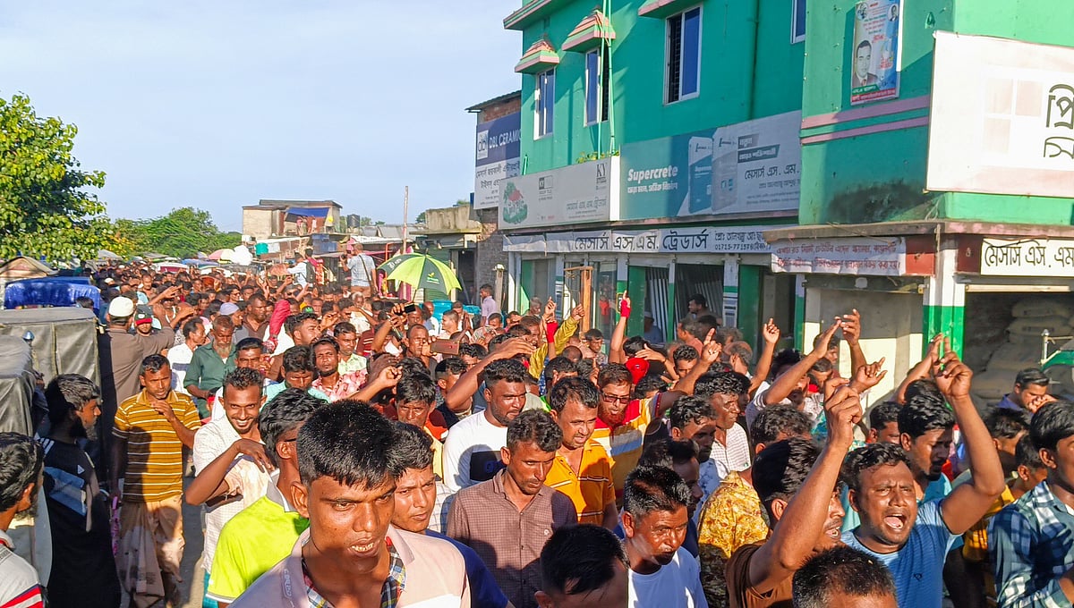 বিএনপি নেতা বীর মুক্তিযোদ্ধা ফজলুর রহমানের বিরুদ্ধে ষড়যন্ত্র এবং তাঁর বাসার সামনে মব–তাণ্ডবের প্রতিবাদে নির্বাচনী এলাকা ইটনায় আজ মঙ্গলবার বিক্ষোভ মিছিল