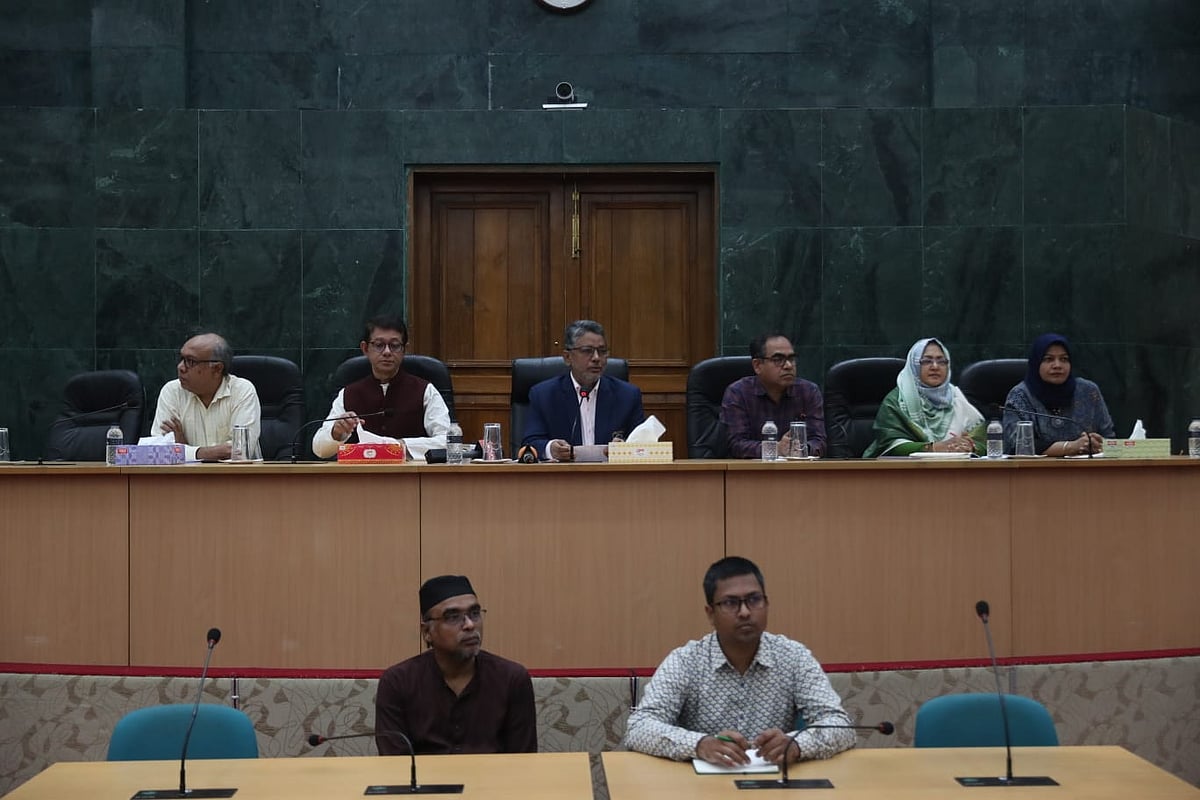 ডাকসু ও হল সংসদের প্রার্থীদের সঙ্গে নির্বাচনের প্রধান রিটার্নিং কর্মকর্তার মতবিনিময় সভা। আজ মঙ্গলবার সকালে বিশ্ববিদ্যালয়ের নবাব নওয়াব আলী চৌধুরী সিনেট ভবনে