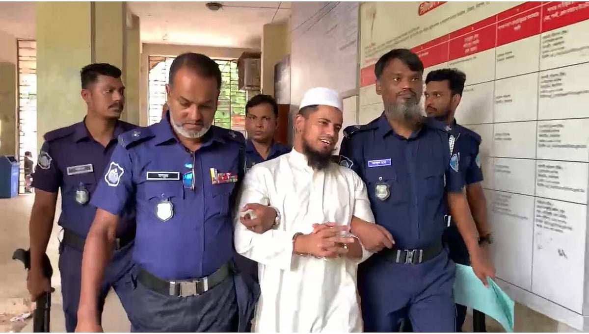 আদালত থেকে কারাগারে নিয়ে যাওয়া হচ্ছে মৃত্যুদণ্ডাদেশ পাওয়া মো. সোলেমানকে। আজ সকালে তোলা