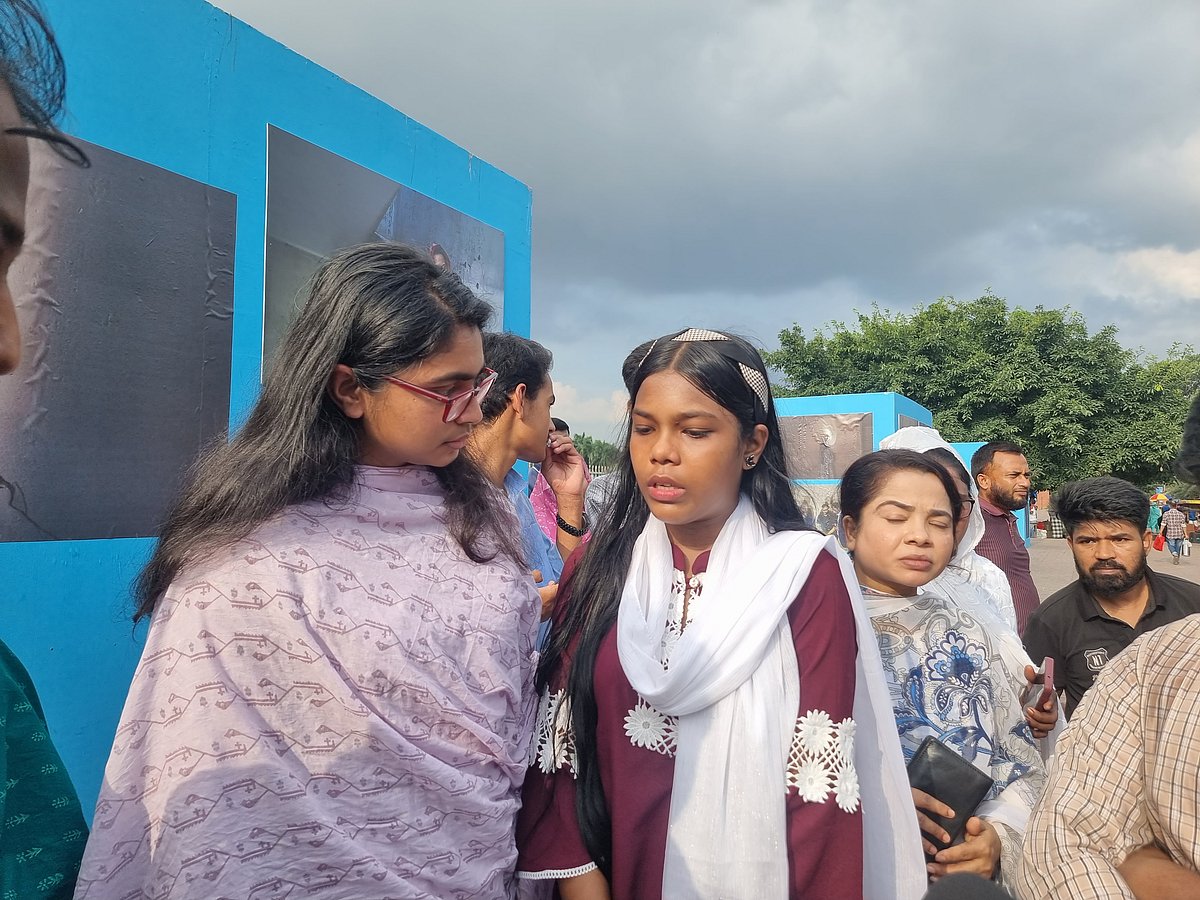 আলোকচিত্র প্রদর্শনীতে গুমের শিকার ব্যক্তিদের পরিবারের সদস্যদের সঙ্গে কথা বলেন জাতীয় নাগরিক পার্টির (এনসিপি) জ্যেষ্ঠ যুগ্ম সদস্যসচিব তাসনিম জারা। আজ মঙ্গলবার জাতীয় সংসদ ভবনের সামনে মানিক মিয়া অ্যাভিনিউতে