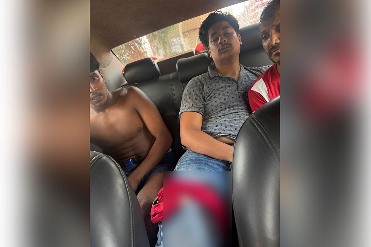 গুলিবিদ্ধ জুনায়েত সর্দারকে হাসপাতালে নিয়ে যাচ্ছেন স্থানীয় লোকজন। আজ মঙ্গলবার বেলা সাড়ে ১১টার দিকে সিরাজদিখান উপজেলার নিমতলা এলাকায়