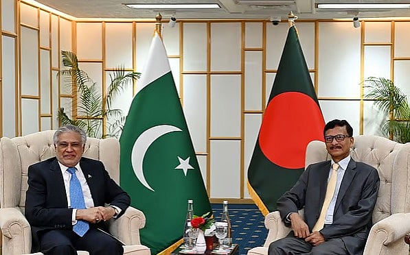 বাংলাদেশের পররাষ্ট্র উপদেষ্টা মো. তৌহিদ হোসেনের (ডানে) সঙ্গে বৈঠকে পাকিস্তানের উপপ্রধানমন্ত্রী ও পররাষ্ট্রমন্ত্রী ইসহাক দার