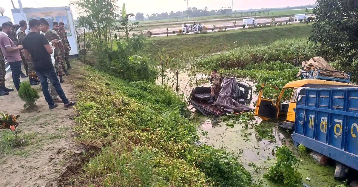 সেনাবাহিনীর পিকআপ ভ্যানকে পেছন থেকে ধাক্কা দিয়েছে ট্রাক। দুটি গাড়িই সড়কের পাশের খাদে পড়ে গেছে। আজ মঙ্গলবার ভোরে রাজশাহীর মোহনপুর উপজেলার বাকশিমইল এলাকায়