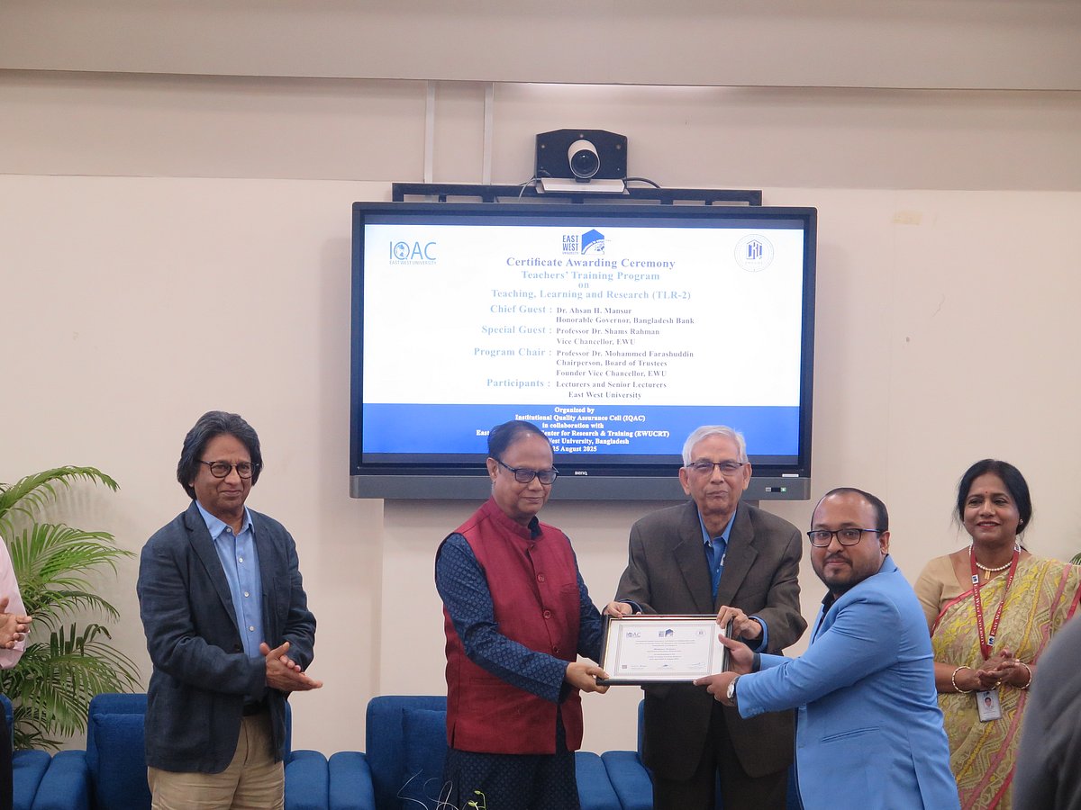 ইস্ট ওয়েস্ট ইউনিভার্সিটি ক্যাম্পাসে আয়োজিত শিক্ষকদের প্রশিক্ষণ কর্মসূচির সনদ বিতরণ অনুষ্ঠানে প্রধান অতিথি বাংলাদেশ ব্যাংকের গভর্নর আহসান এইচ মনসুর