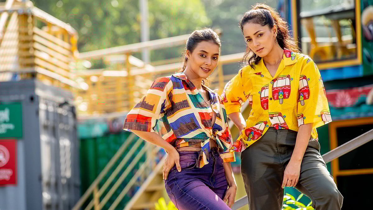 সিল্ক জর্জেটের শার্টগুলোয় পপ আর্টের মাধ্যমে তুলে ধরা হয়েছে ঢাকার নানা বিষয়