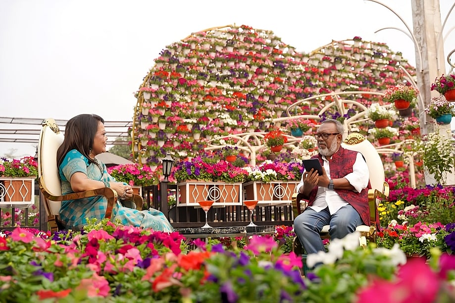 ‘জুঁই ফুল’- ডকুফিল্মের একটি দৃশ্যে সাবিনা ইয়াসমিন ও শাইখ সিরাজ