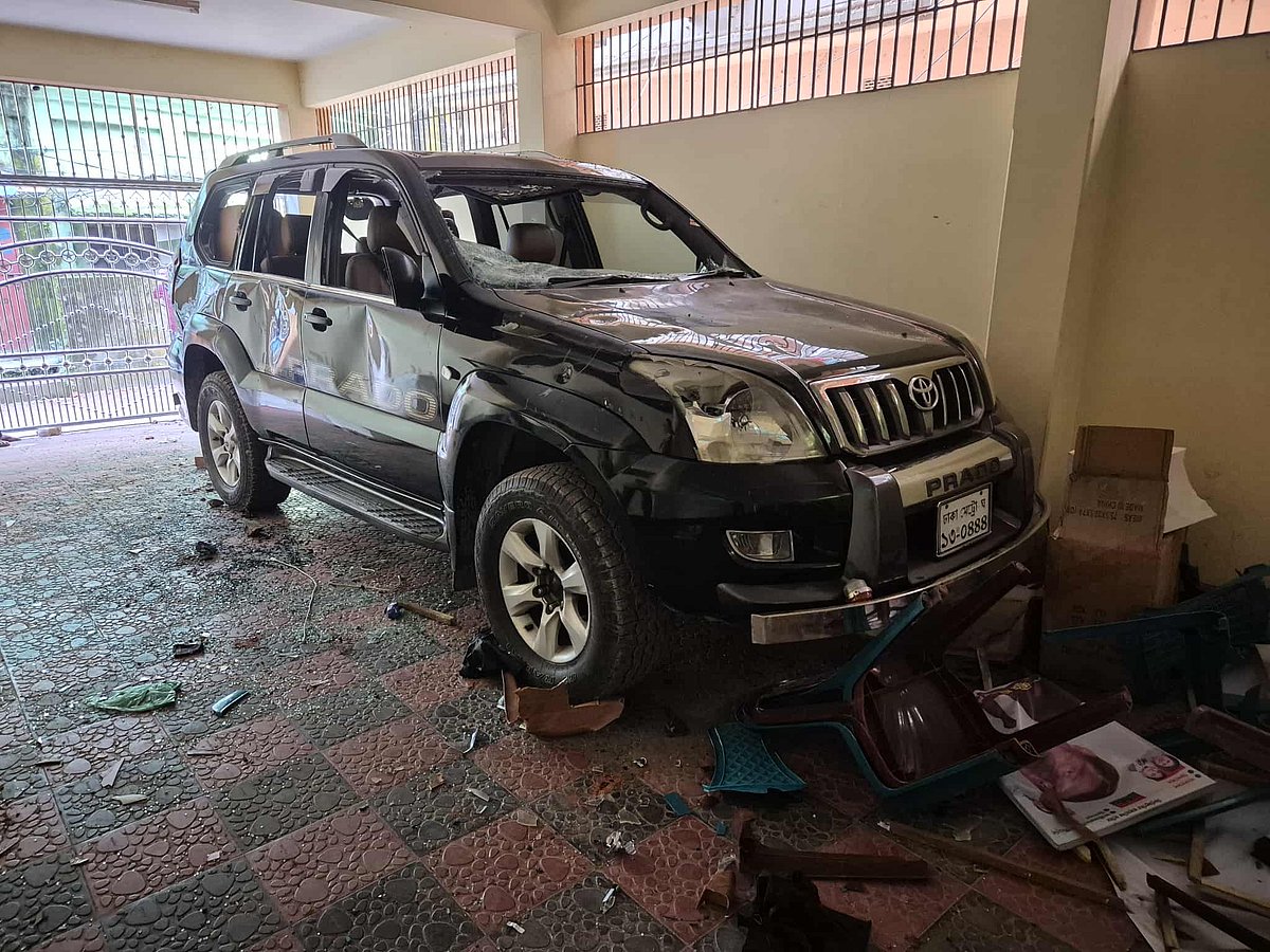 চাঁদপুরে বিএনপি নেতার বাড়িতে ঢুকে তাঁর গাড়ি ভাঙচুর করা হয়। মঙ্গলবার দুপুরে