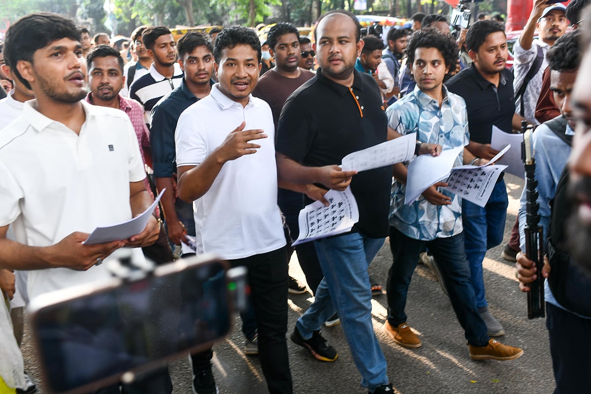 আনুষ্ঠানিক প্রচারণা কার্যক্রম শুরুর পর ছাত্রদলের অনেক নেতা–কর্মীকে শিক্ষার্থীদের কাছে লিফলেট বিলি করতে দেখা গেছে। ঢাকা বিশ্ববিদ্যালয়, ২৬ আগস্ট