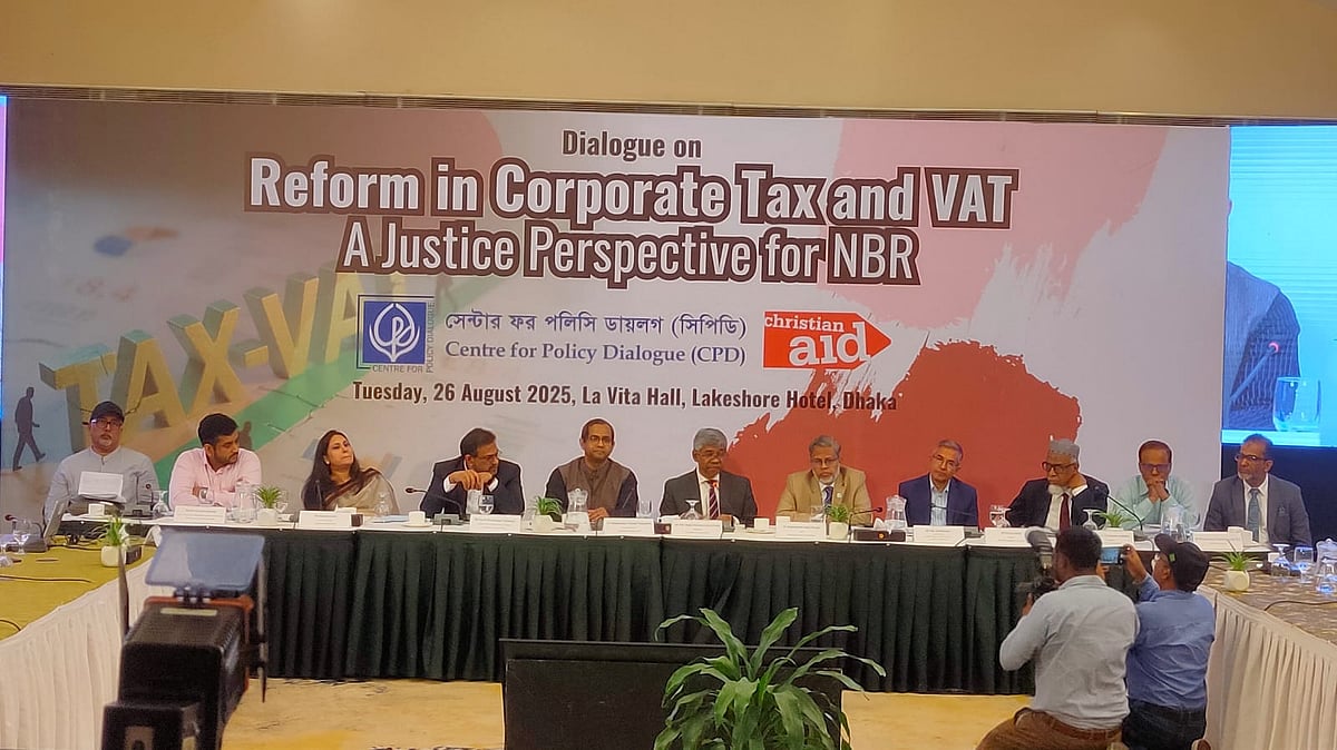 আজ সিপিডি আয়োজিত কর ও ভ্যাট সংস্কারবিষয়ক সংলাপে বক্তব্য রাখছেন এনবিআর চেয়ারম্যান আবদুর রহমান খান