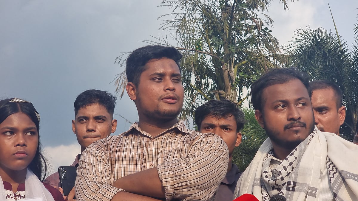 জাতীয় সংসদ ভবনের সামনে এক আলোকচিত্র প্রদর্শনী ঘুরে দেখার পর হাসনাত আবদুল্লাহ সাংবাদিকদের সঙ্গে কথা বলেন