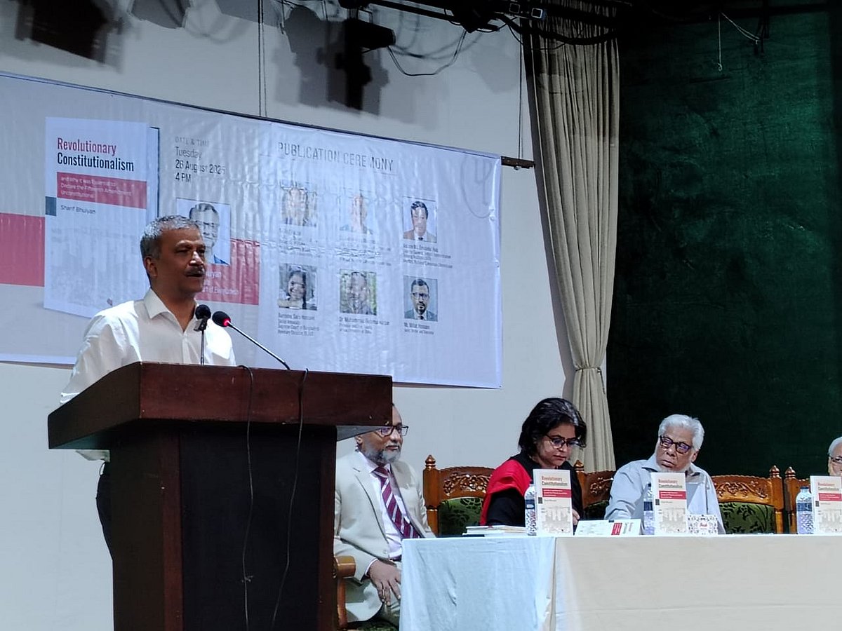 ‘রেভল্যুশনারি কনস্টিটিউশনালিজম অ্যান্ড হোয়াই ইট ওয়াজ এসেনশিয়াল টু ডিক্লেয়ার দ্য ফিফটিনথ অ্যামেন্ডমেন্ট আনকনস্টিটিউশনাল’ শীর্ষক বইয়ের প্রকাশনা উৎসবে বক্তব্য দেন আইন উপদেষ্টা অধ্যাপক আসিফ নজরুল। মঙ্গলবার বিকেলে সুপ্রিম কোর্ট বার অ্যাসোসিয়েশন মিলনায়তনে